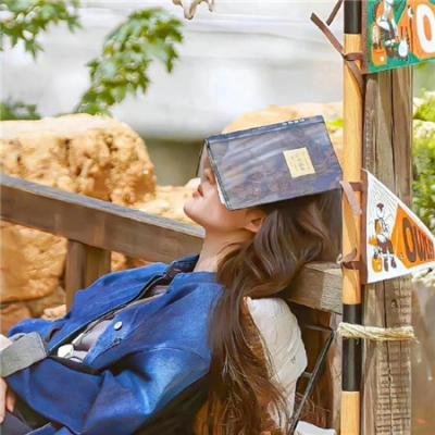 机场实拍：新生代小生机场牵手女助理，工作室紧急辟谣